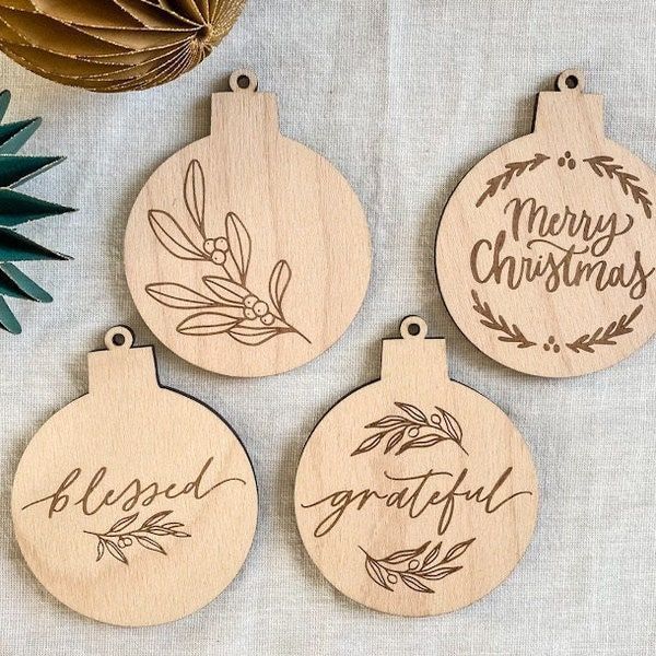 Set 4 globuri din lemn gravate – mesaje festive de Crăciun | CadouriPersonalizate.Online