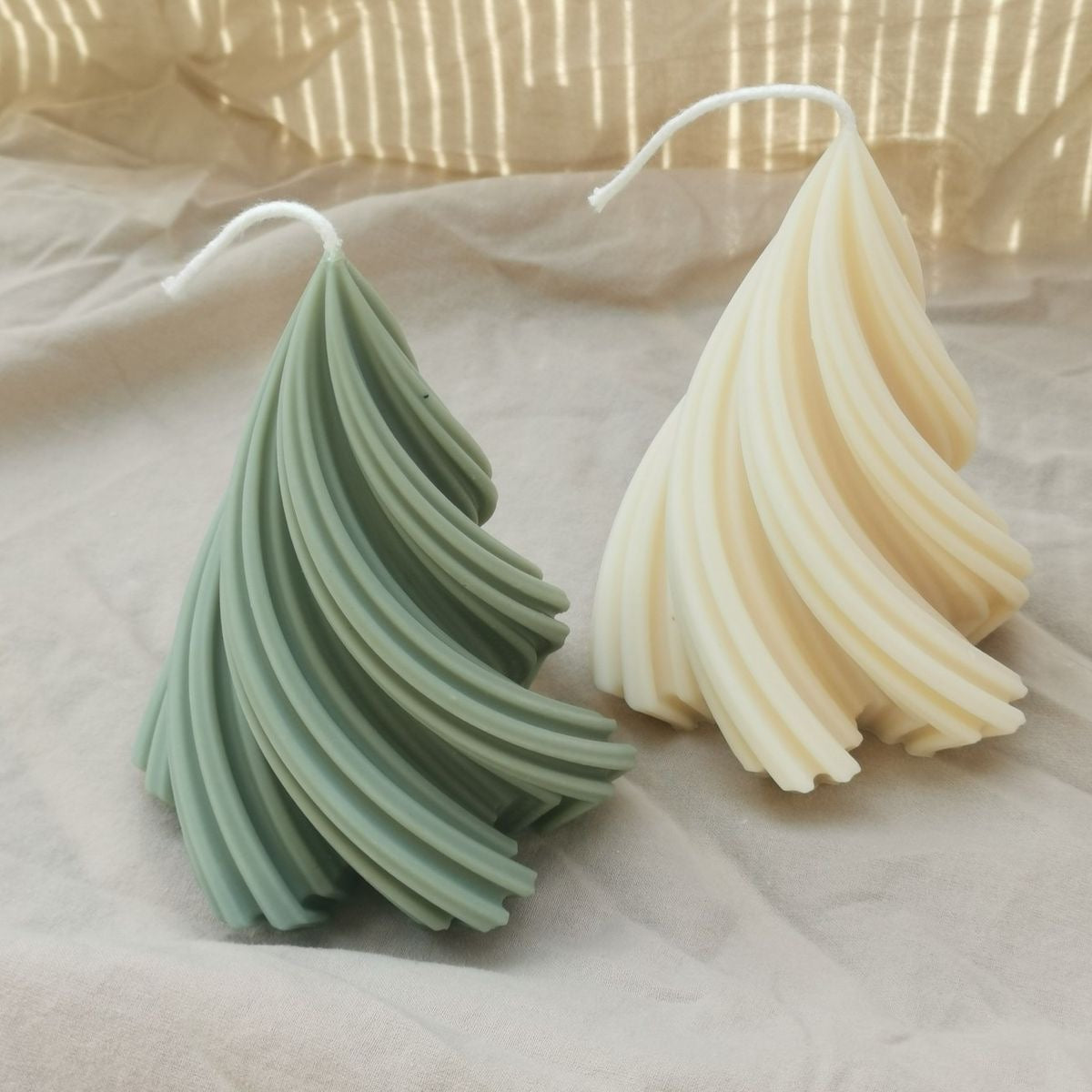 Lumânare naturală din ceară de soia – Brad spiralat | Colecția de Crăciun