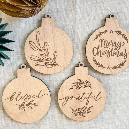Set 4 globuri din lemn gravate – mesaje festive de Crăciun | CadouriPersonalizate.Online