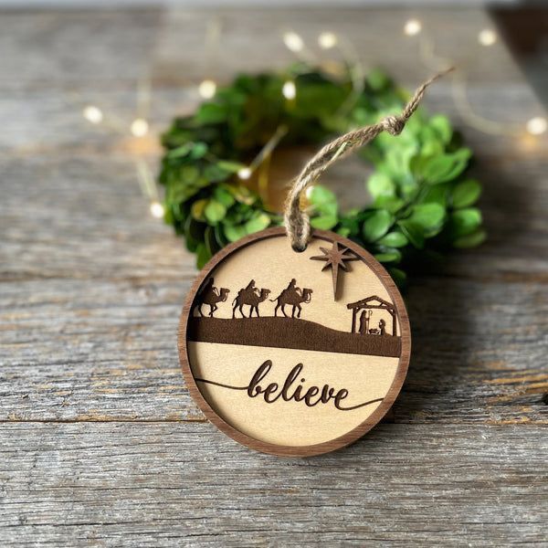Glob din lemn gravat „Believe” – ornament de Crăciun handmade | CadouriPersonalizate.Online