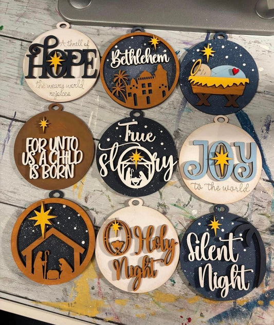 Globuri din lemn gravate 3D – decorațiuni de Crăciun cu mesaj festiv | CadouriPersonalizate.Online