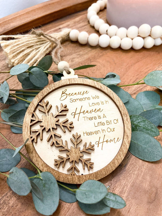 Glob din lemn gravat 3D cu fulgi – decorațiune rotundă de Crăciun | CadouriPersonalizate.Online